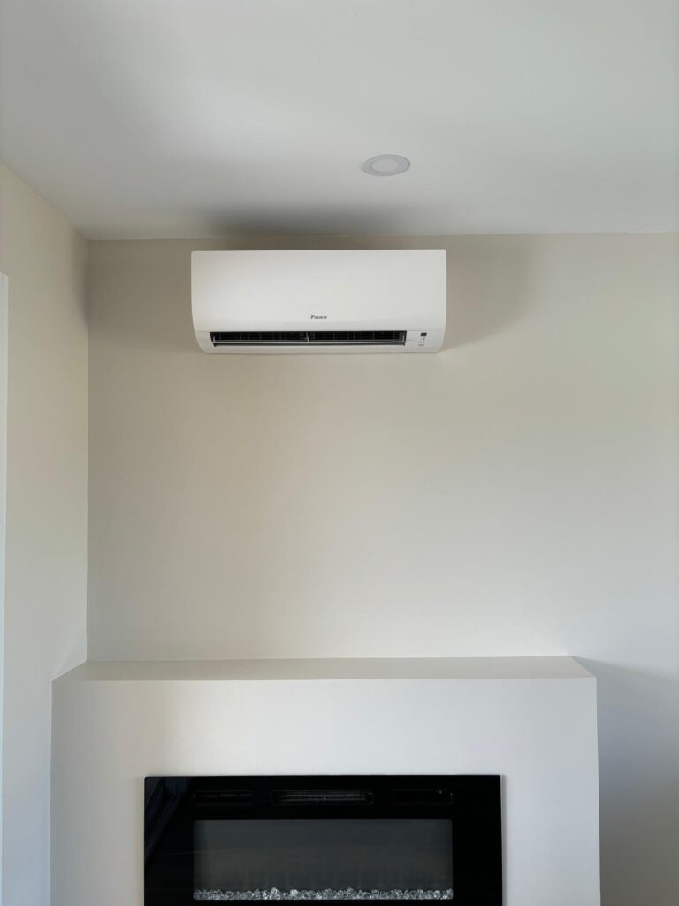 Installation de deux climatiseurs réversible DAIKIN Sensira dans une résidence à Bourgoin Jallieu - Solufroid